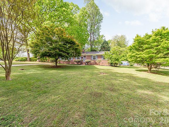 2nd image of 1940 Lansdale Dr
