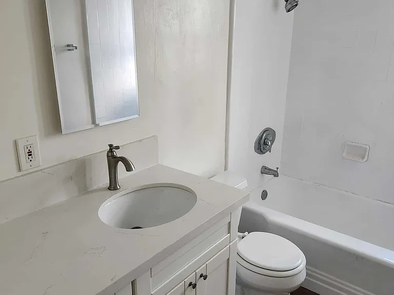 1261 E 1st St #7 — Photo 15