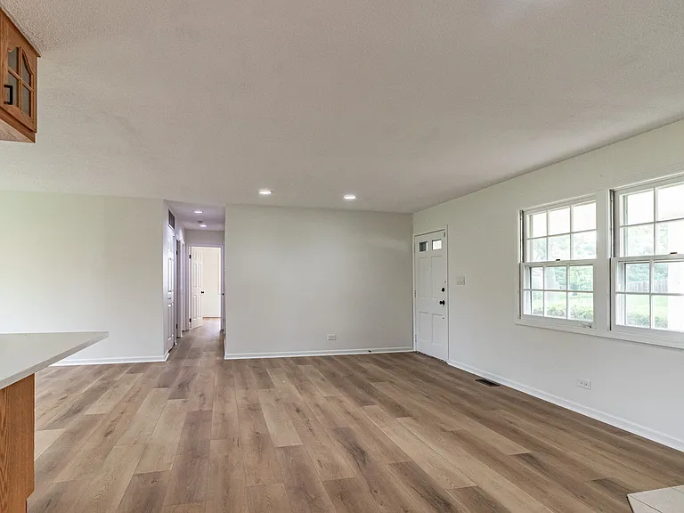 1075 Aspen Dr — Photo 5