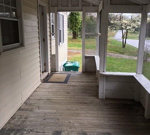 3rd image of 122 Davis Ct