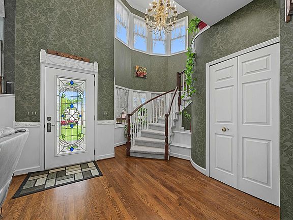 2nd image of 212 Victoria Ct