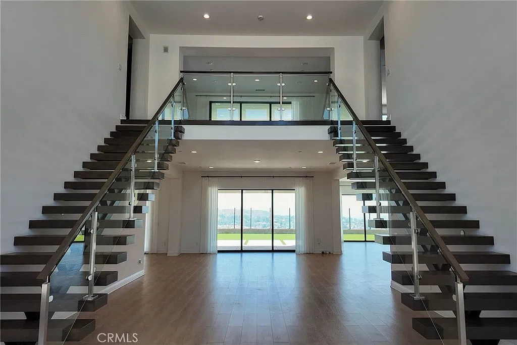 5 bed, 5750 sqft, $11,000 — Photo 2