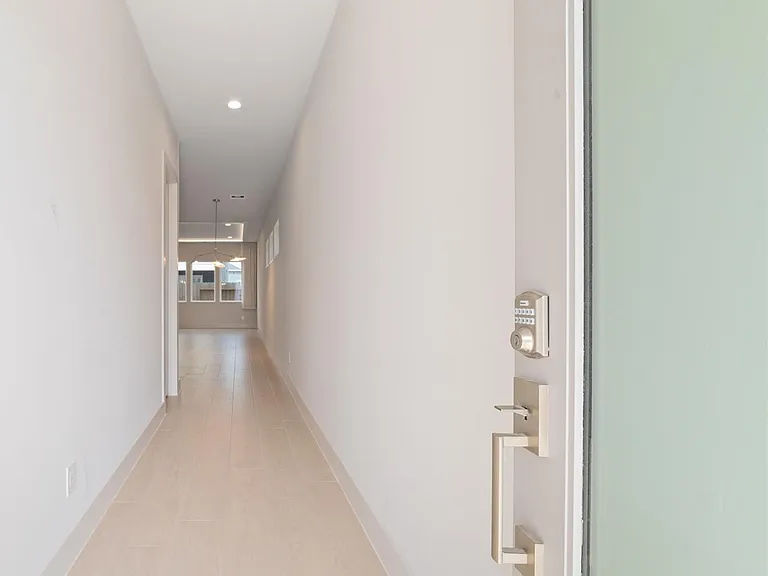 3007 Ventas Dr — Photo 4
