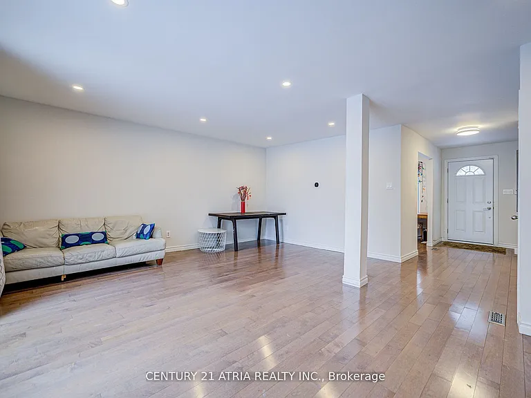 52 Applegate Cres — Photo 8