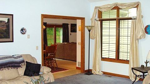 4th image of 39 Woodlake Trl