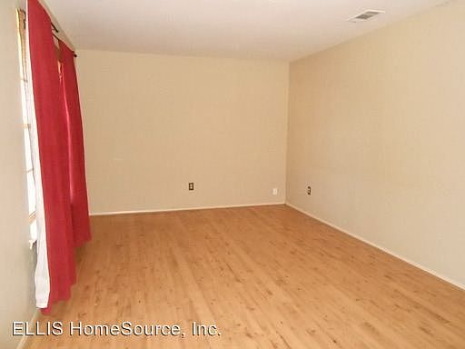 4th image of 2210 Royal Oaks Dr