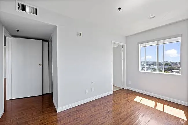 165 N Hoover St — Photo 54