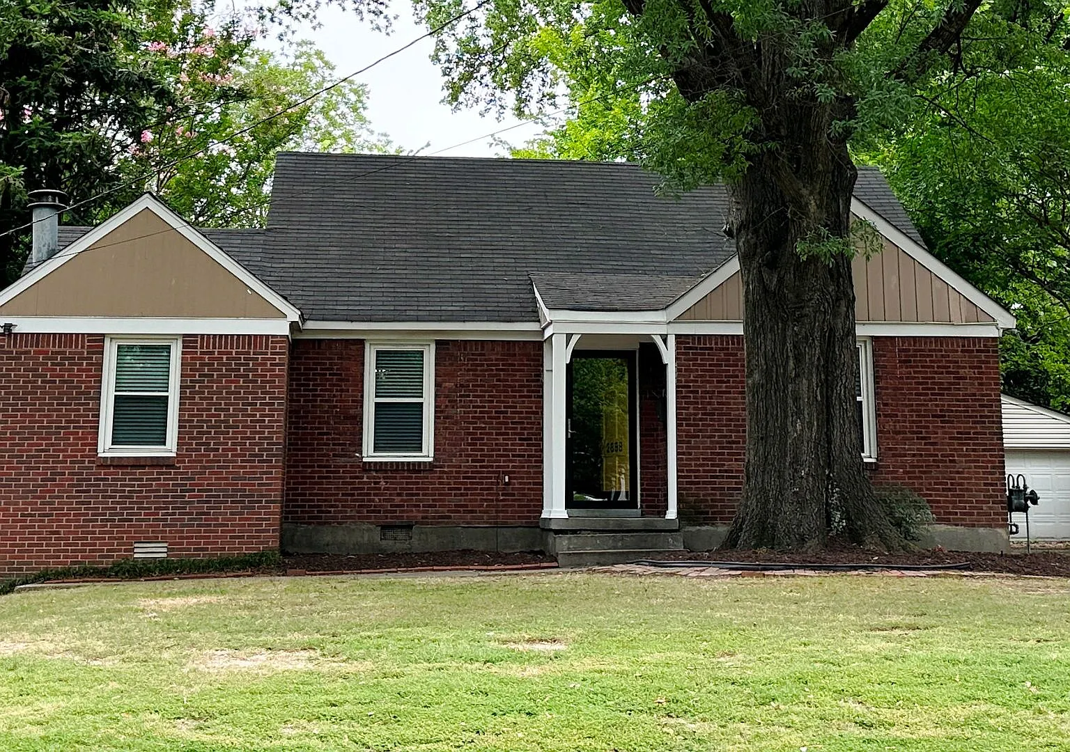 Near Chickasaw Gardens! Split bedroom floor plan! Huge fenced in back yard! — Photo 2