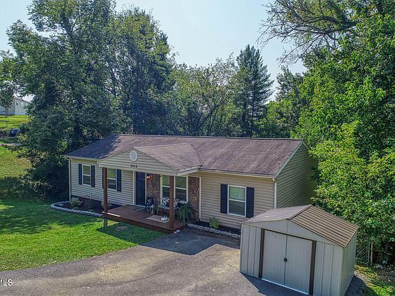 3rd image of 3213 Grandview Dr