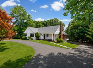 140 N Farview Ave, Paramus, NJ 07652