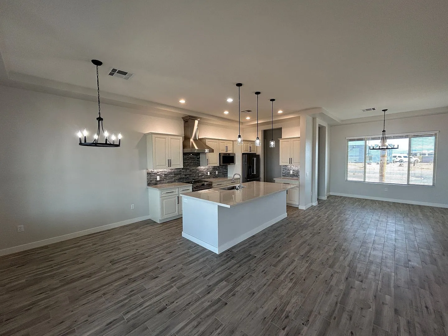 5 bed, 2.0 bath, 2451 sqft, $3,749 — Photo 4