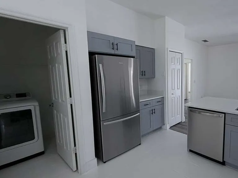 906 Berwick Dr — Photo 14