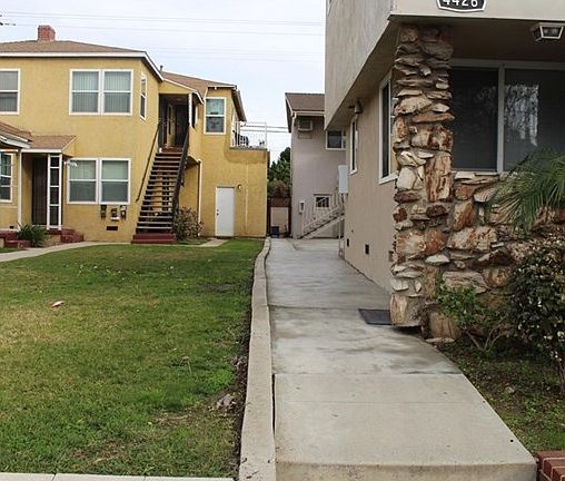 3rd image of 4426 N Lakewood Blvd APT 9