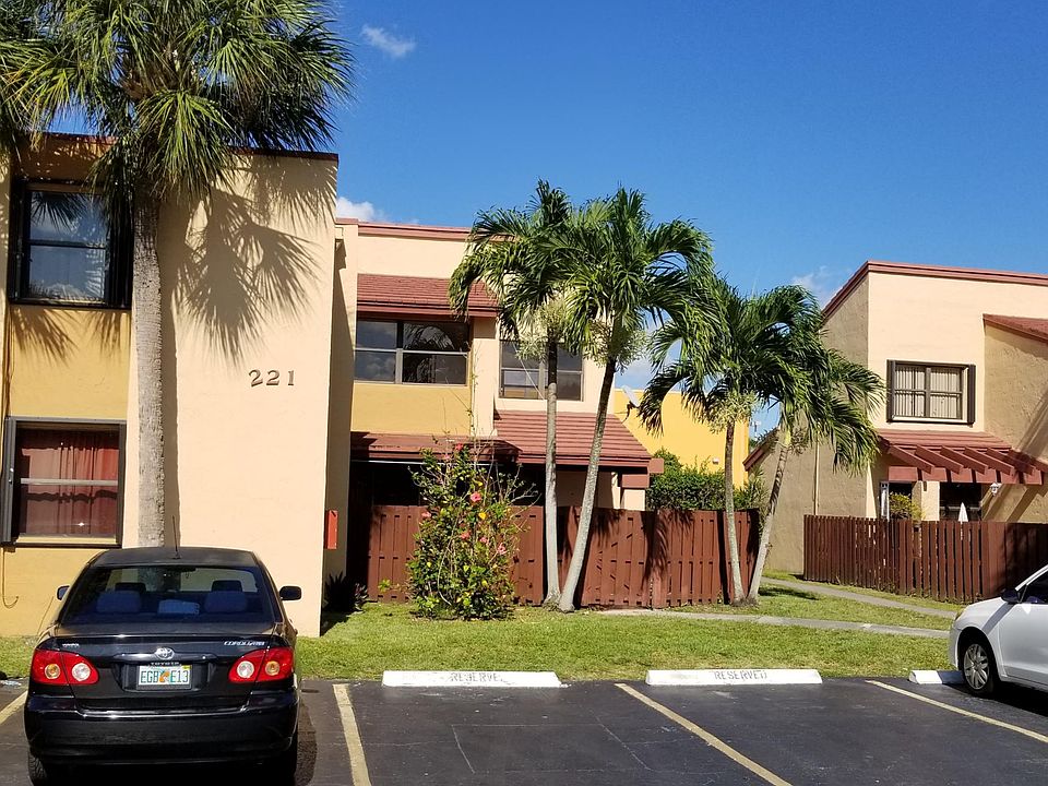 1st image of 221 W Park Dr
