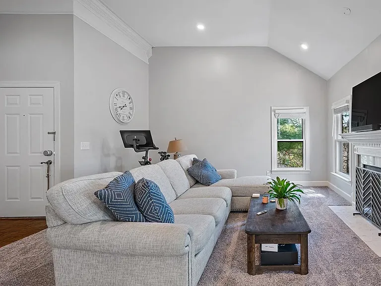 203 Ashlawn Ct — Photo 4