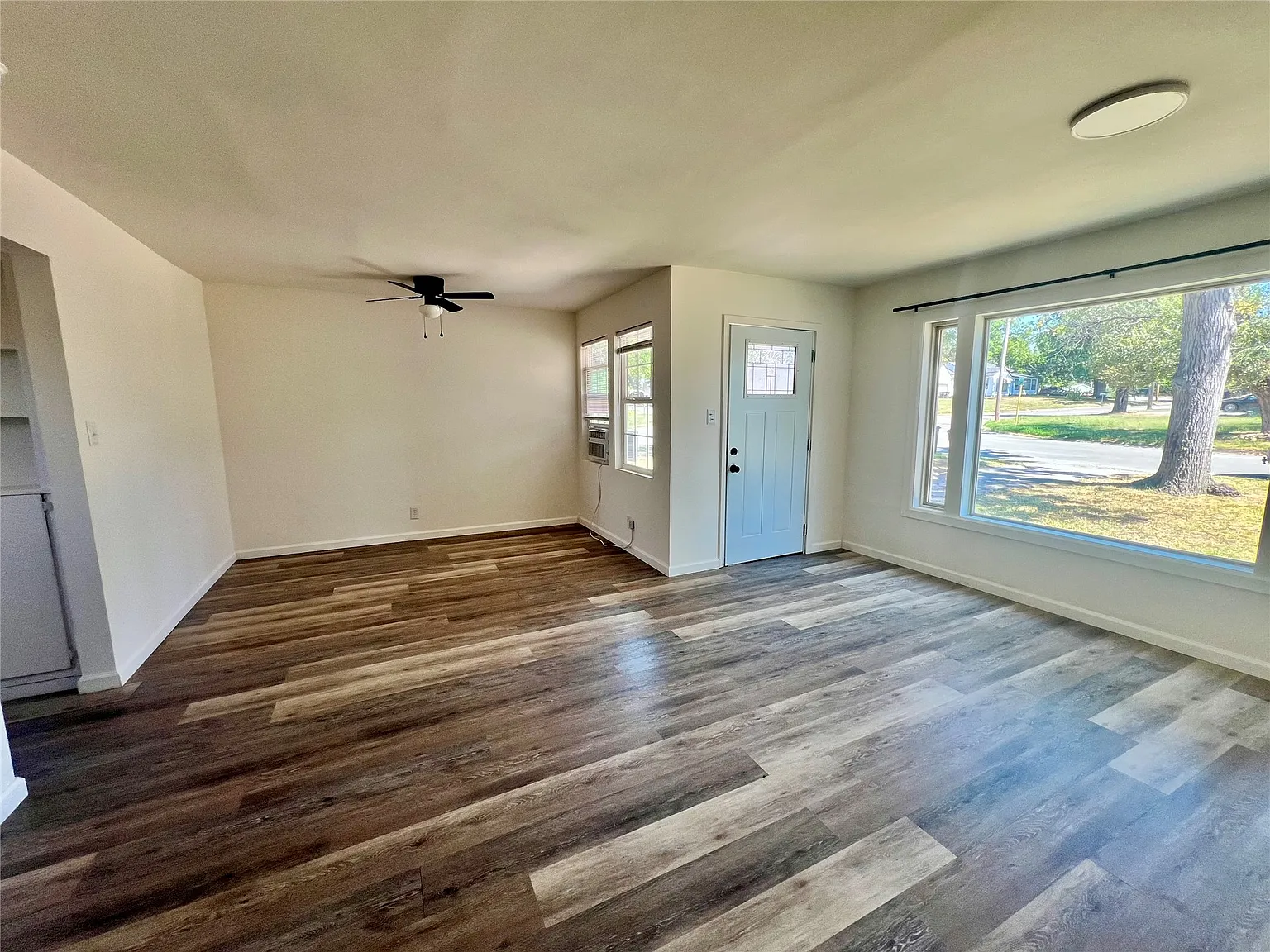 2 bed, 1.0 bath, 842 sqft, $1,200 — Photo 3