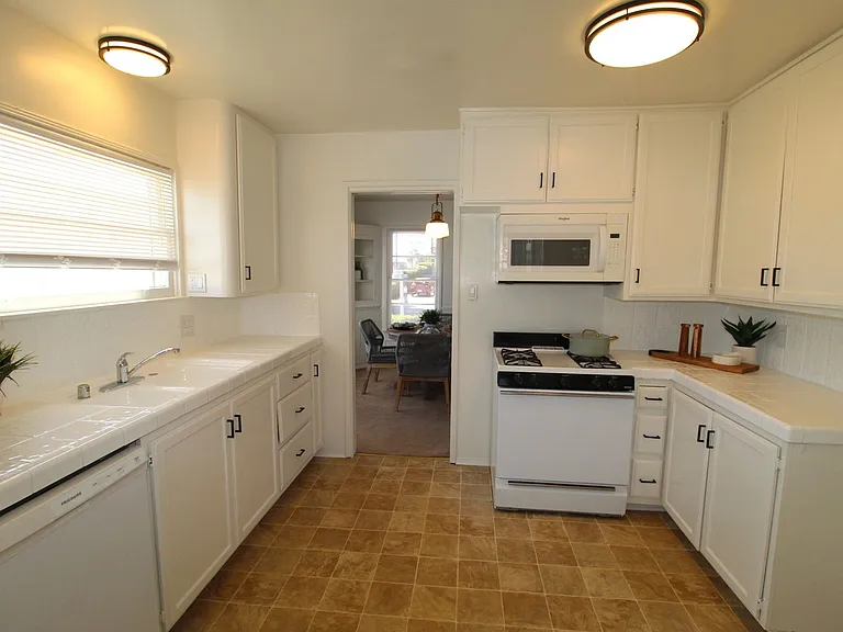 Charming Midtown Ventura Home- 3 Bedroom + 1.75 Bath — Photo 15