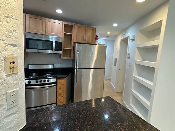 5th image of 672 Maryland Ave NE APT B