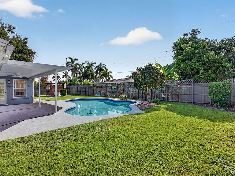 1240 SW 3rd Ter — Photo 35