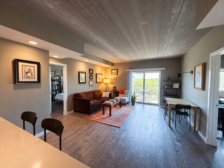 Gorgeous Historical Apartments Near Beach in East Rogers Park — Photo 71