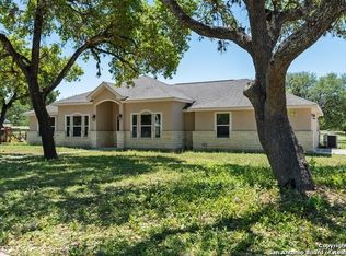 600 Jack Nickolaus Dr, Devine, TX 78016