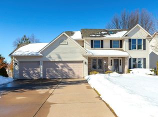 4606 Greenbrier Dr, Davenport, IA 52807