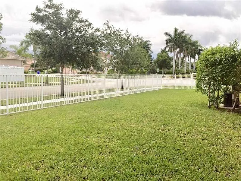 NW 16th Street, Pembroke Pines — Photo 2