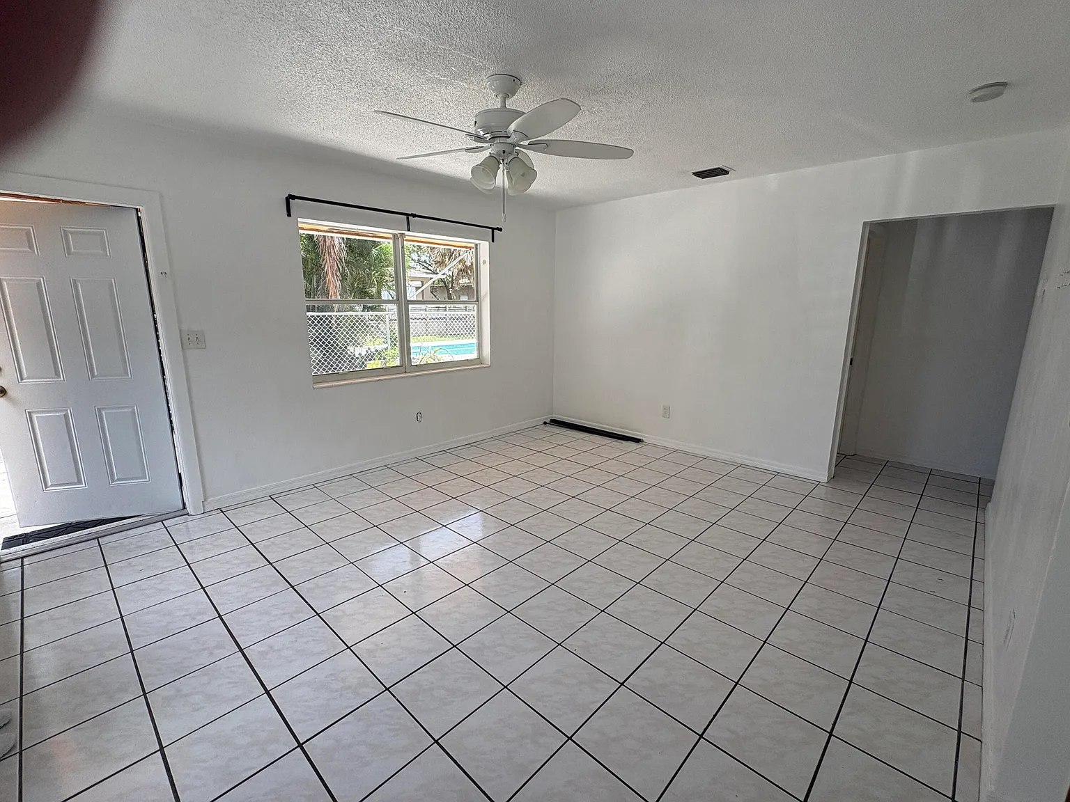 2 bed, 1.0 bath, 3316 sqft, $2,000 — Photo 3