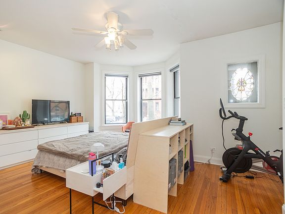 3rd image of 829 W Lakeside Pl #1W