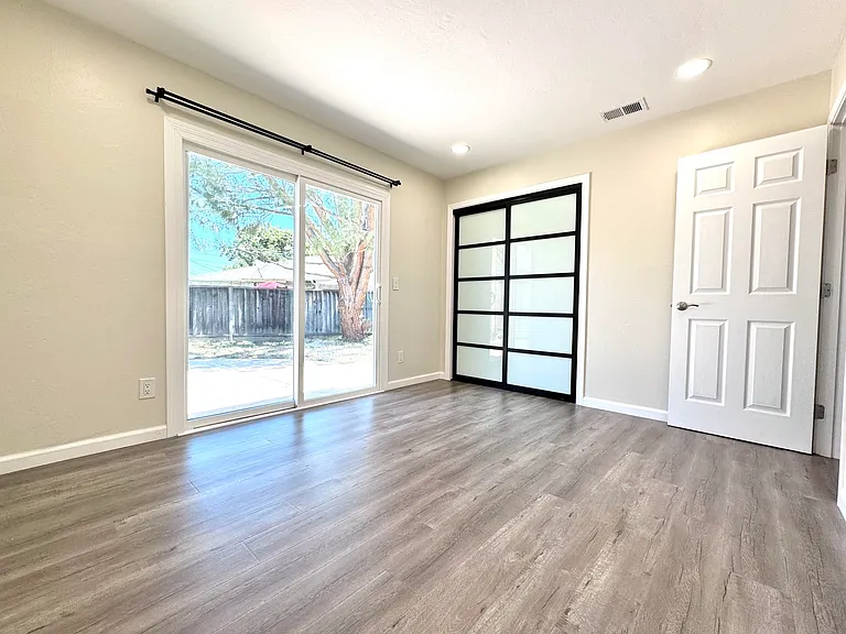 908 Live Oak Dr — Photo 9