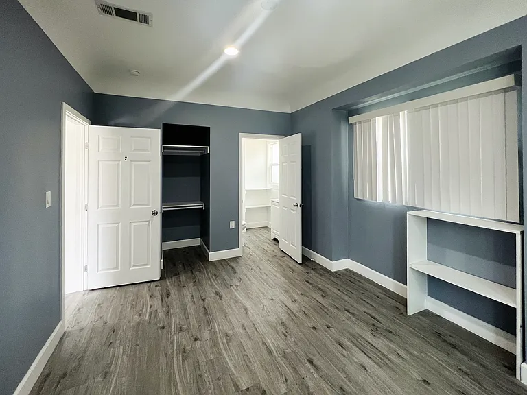 1142 W 35th St #3 — Photo 21