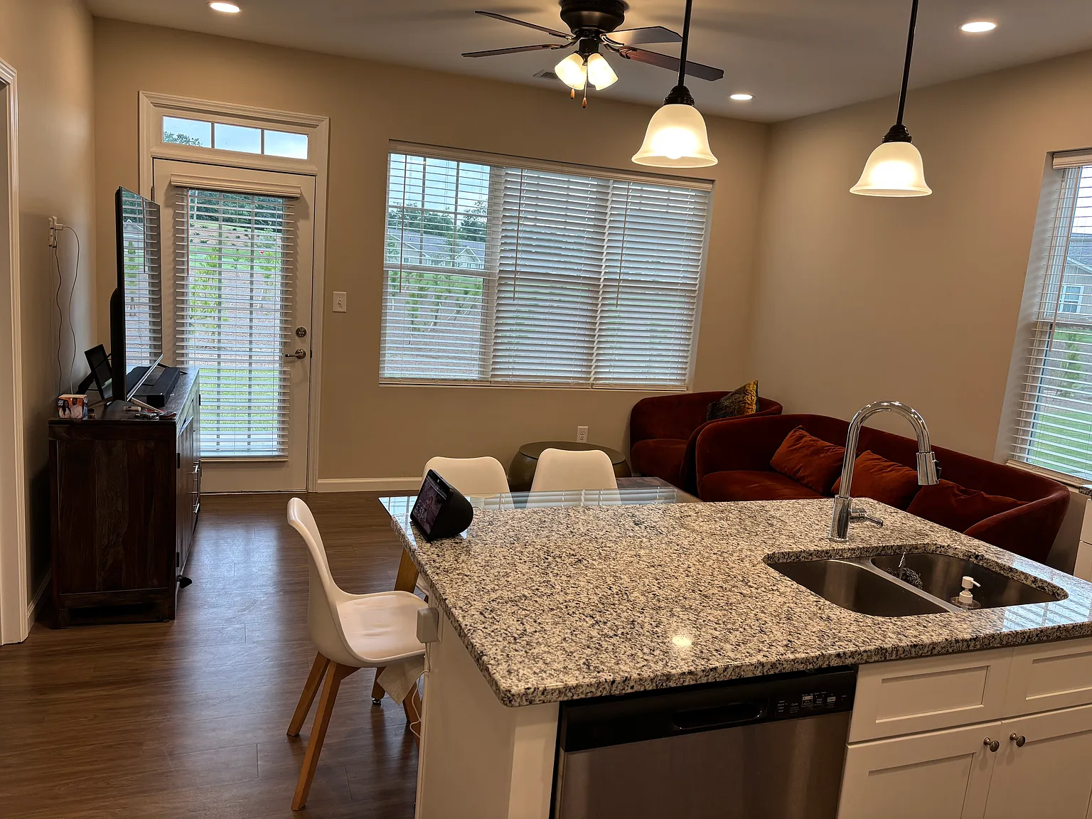1 bed, 1200 sqft, $850 — Photo 1