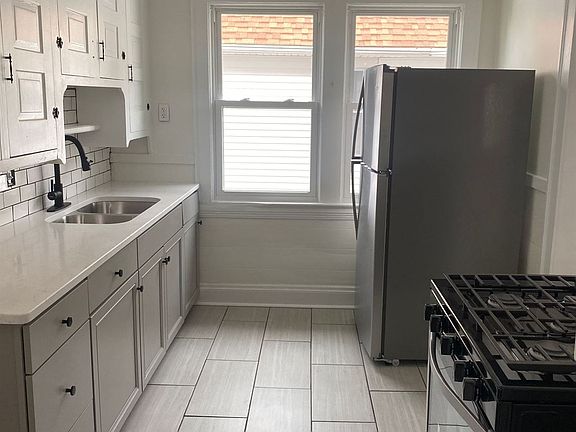 5th image of 2044 Lewis Dr