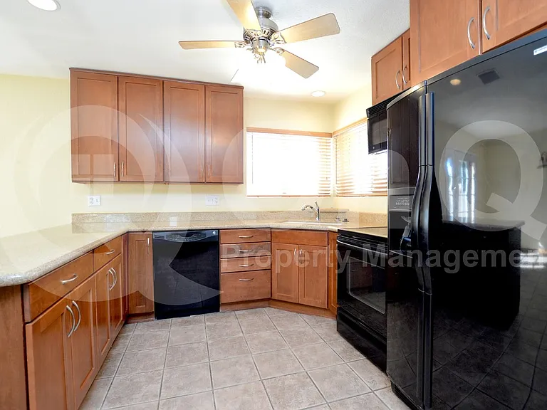 5019 E Laurel Ln — Photo 4
