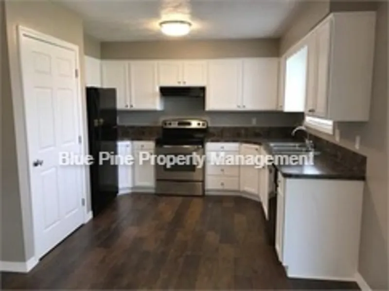 4 bed, 2.0 bath, 2200 sqft, $2,100 — Photo 2