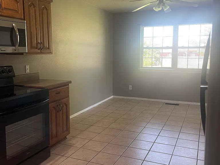 220 Ravenwood Blvd — Photo 2
