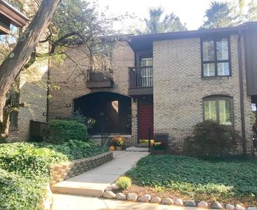 682 Greenhills Dr, Ann Arbor, MI, 48105