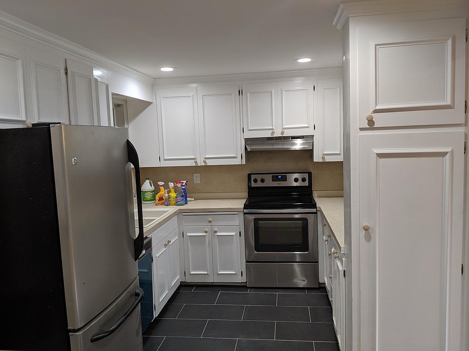 Kitchen (New Flooring, Recessed Lights, Stainless Steel Appliances)