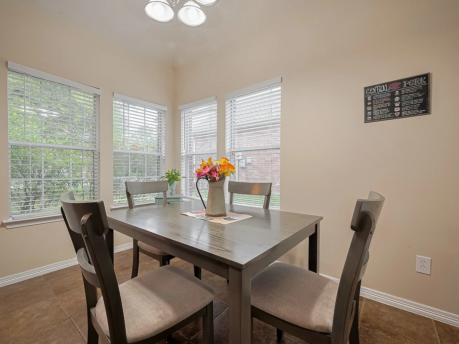 3 bed, 1832 sqft, $2,695 — Photo 4