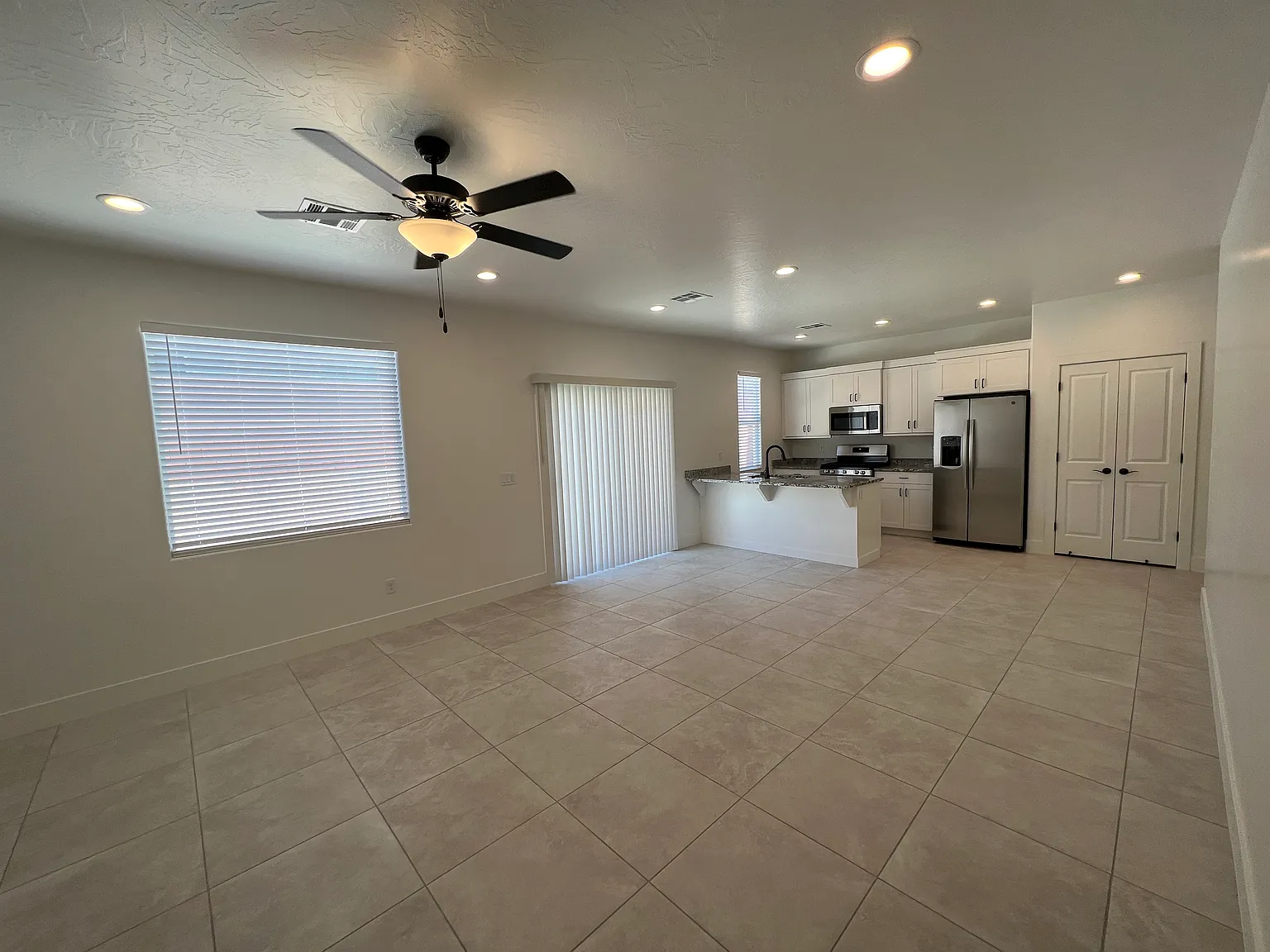 4 bedroom 2.5 bathroom condo — Photo 2