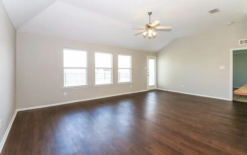 4 bed, 2.0 bath, 1816 sqft, $2,490 — Photo 2