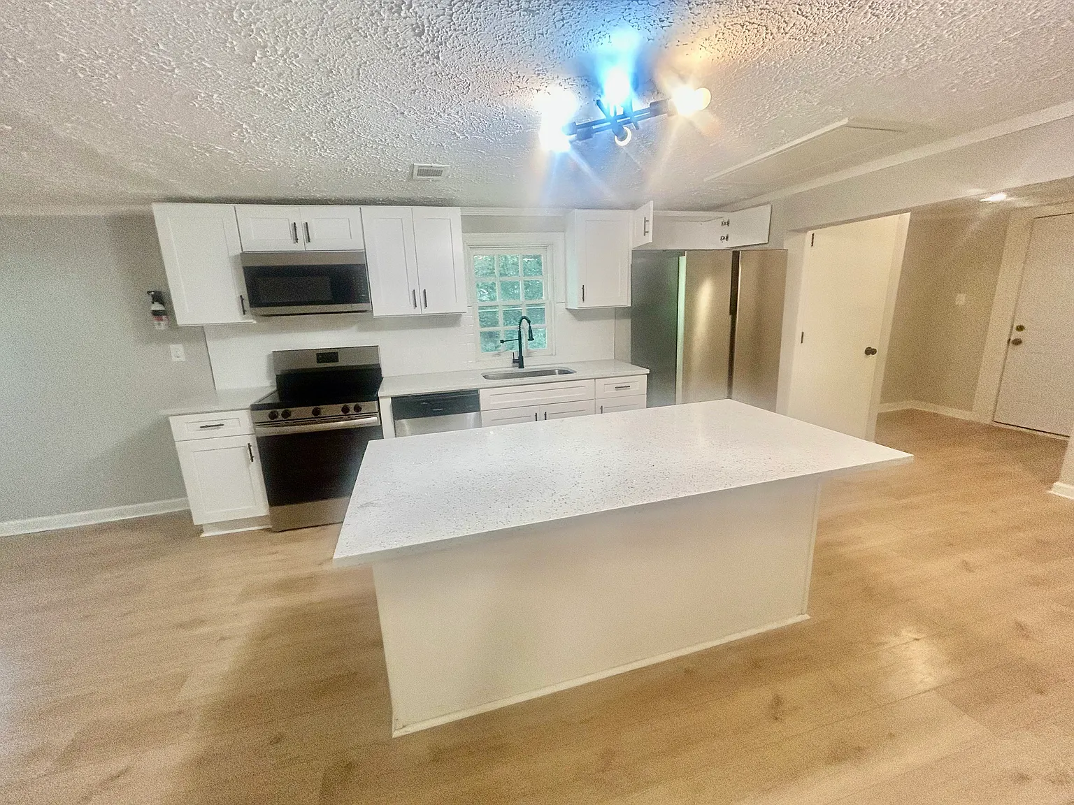 3 bed, 1100 sqft, $1,750 — Photo 2