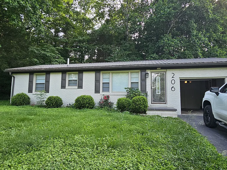 206 Forest Dr — Photo 1