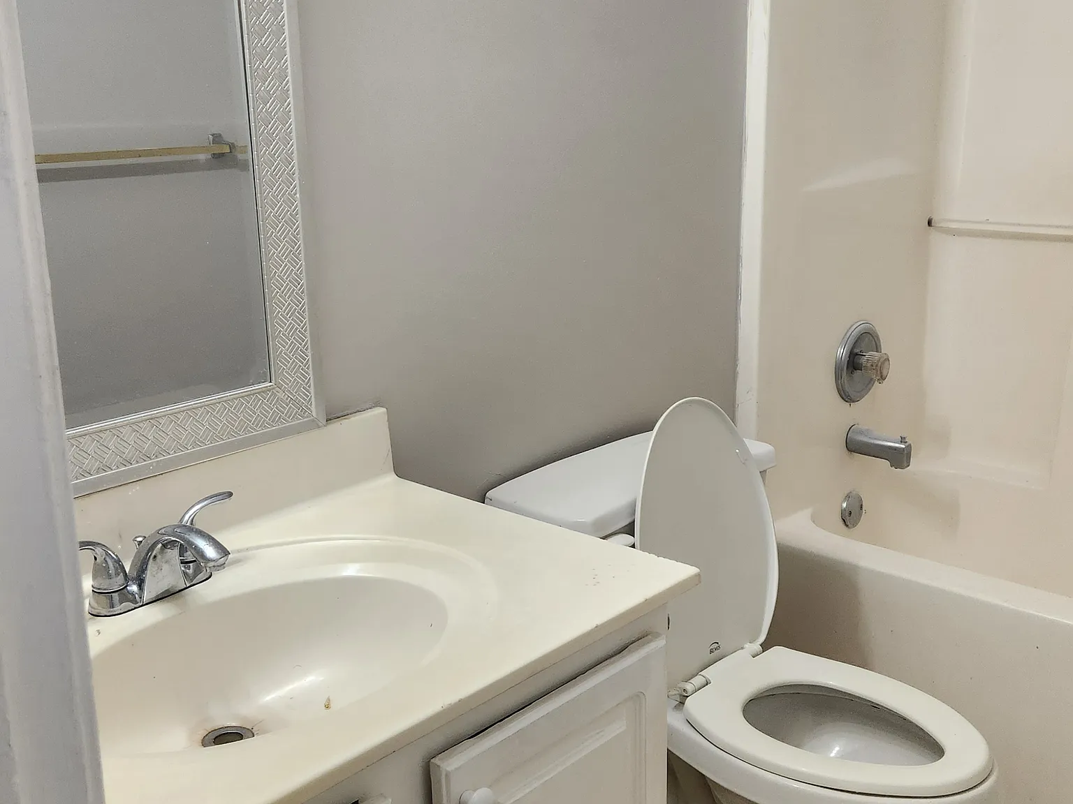 4 bed, 2348 sqft, $2,500 — Photo 2