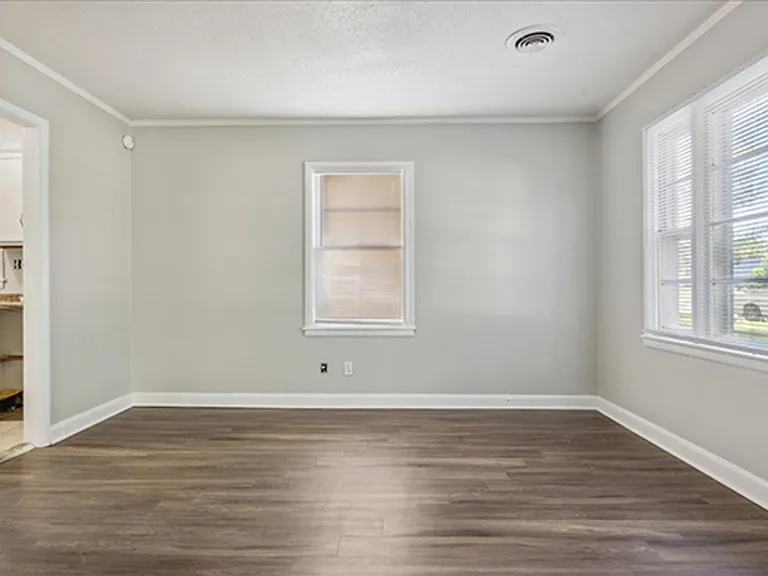 2048 Whitney Ave — Photo 11