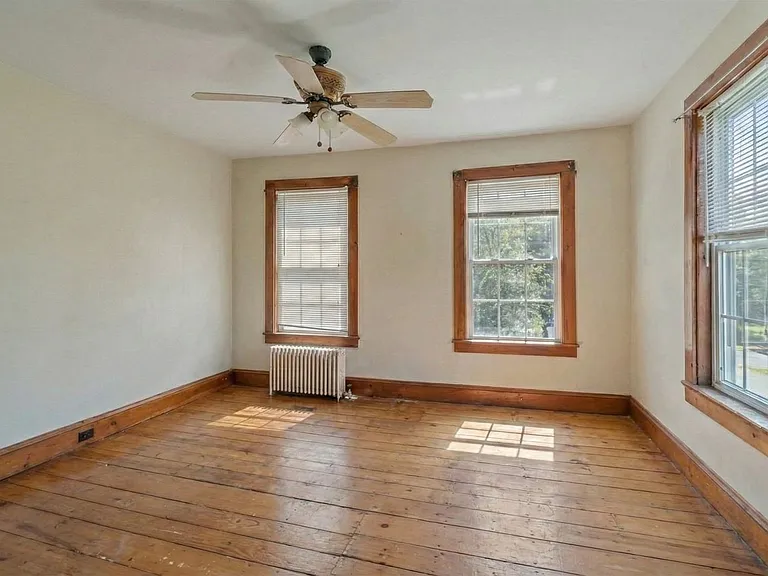 30-32 Sherman St - Lakefront Living, Right in the Heart of Burlington — Photo 10