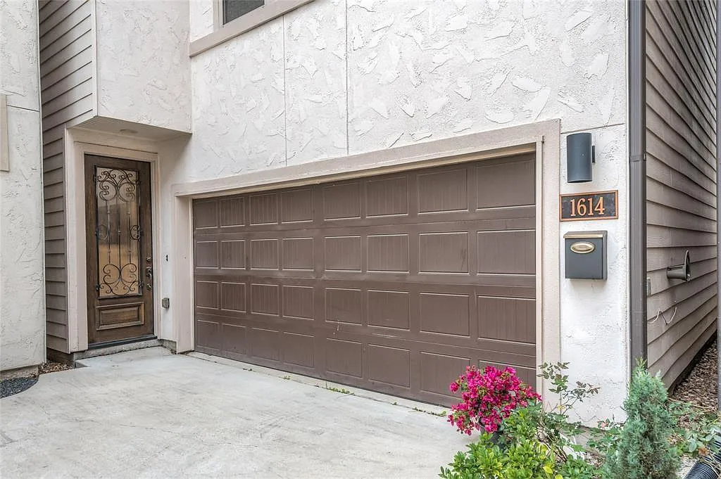 3 bed, 3.5 bath, 2330 sqft, $3,400 — Photo 4