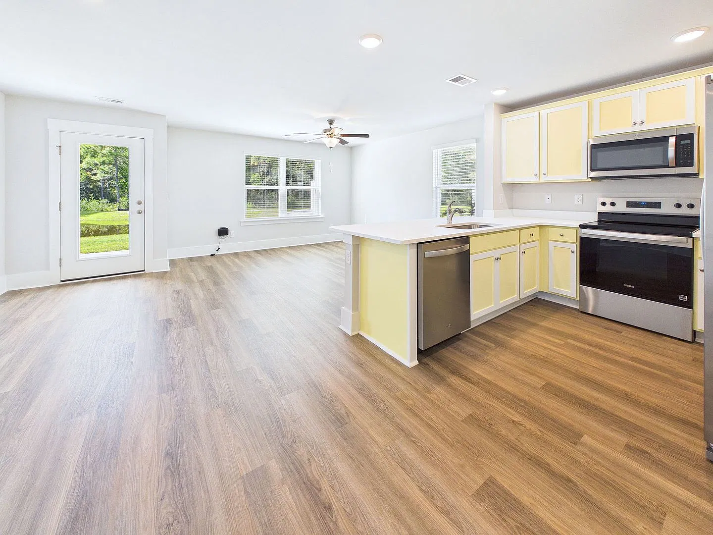 Modern 3 Bed / 2.5 Bath Townhouse with Pond Views and Community Amenities in Grayson Park — Photo 3