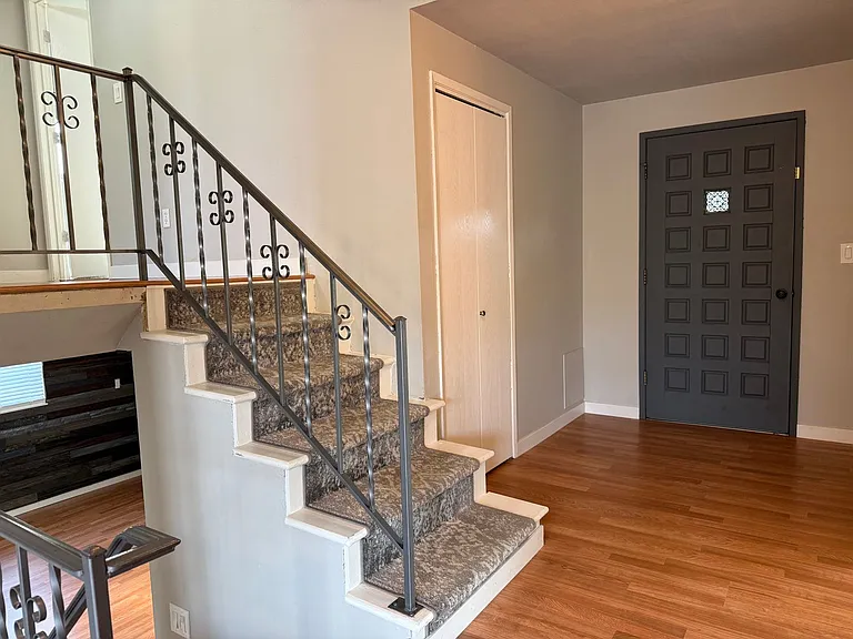 204 Hillcrest Dr — Photo 3