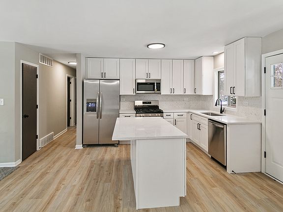 4th image of 4126 Wildwood Dr
